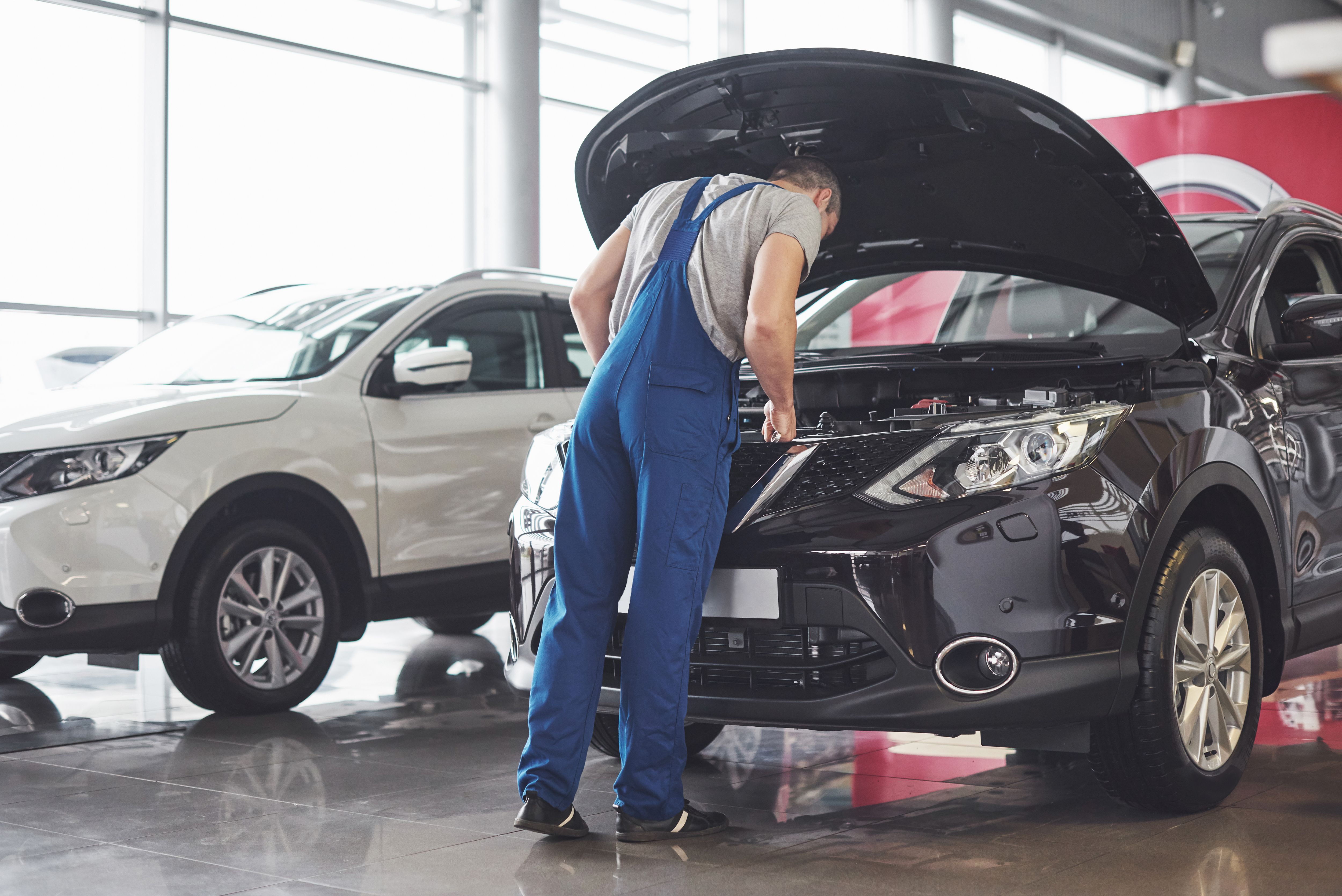 Trabalhador de serviço automotivo reparando o veículo